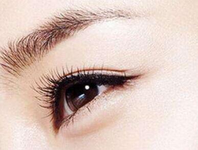 近視眼做切開(kāi)雙眼皮手術(shù)會(huì)有風(fēng)險(xiǎn)嗎